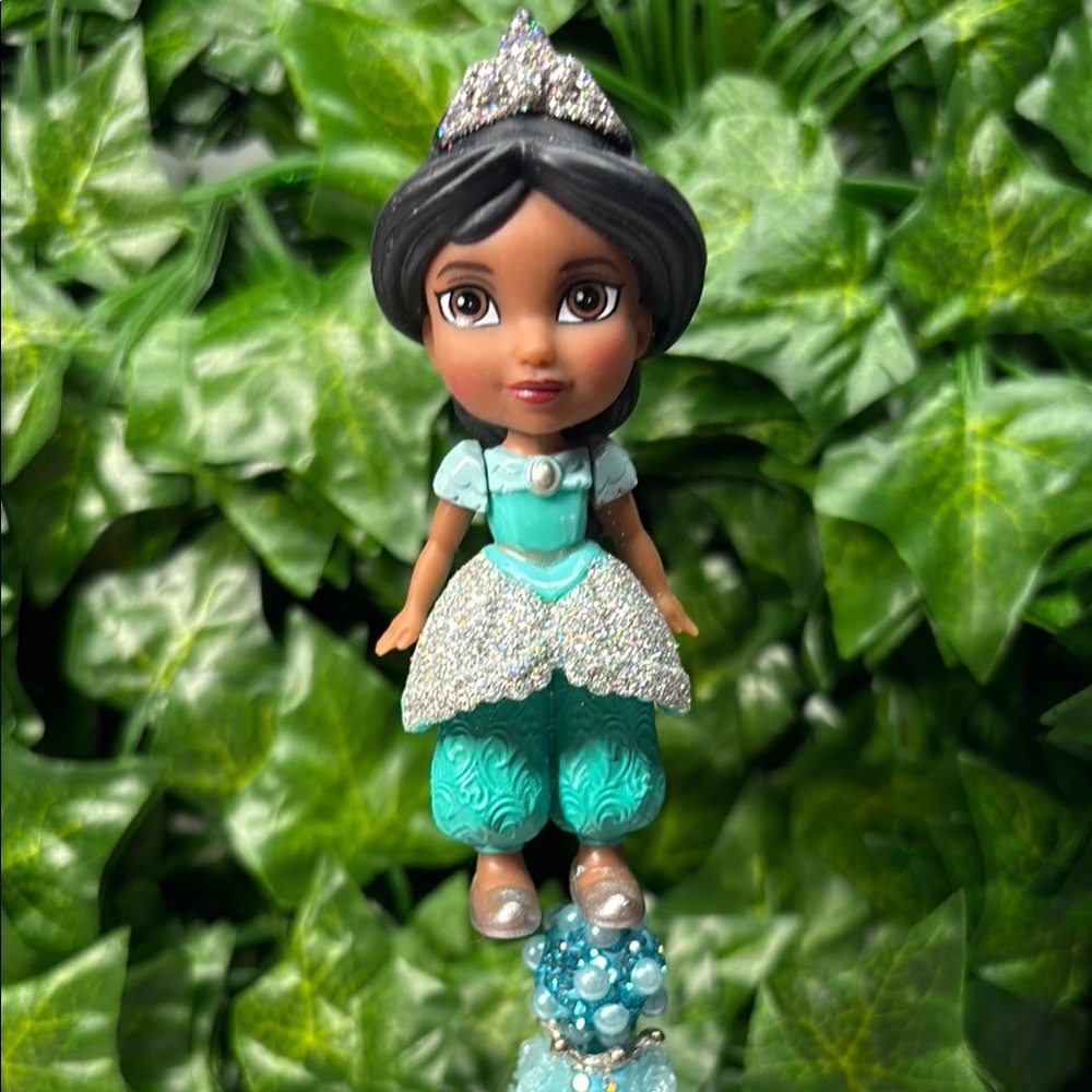 Disney Princess Mini Poseable Doll 3.5” Jasmin Pen with Glittering Dress.